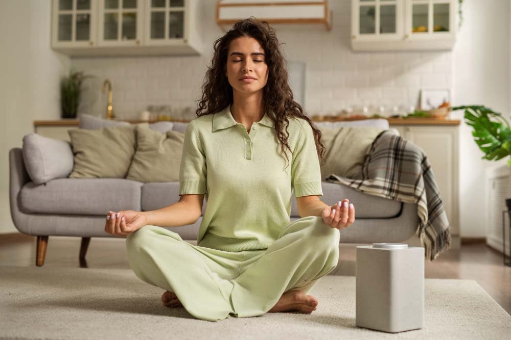 mujer tiro completo meditando casa
